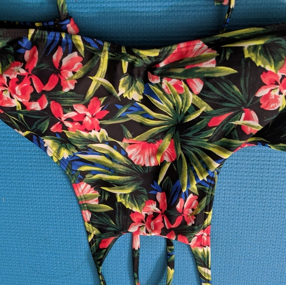 Hollister Bib swim top - Picture 4 of 4